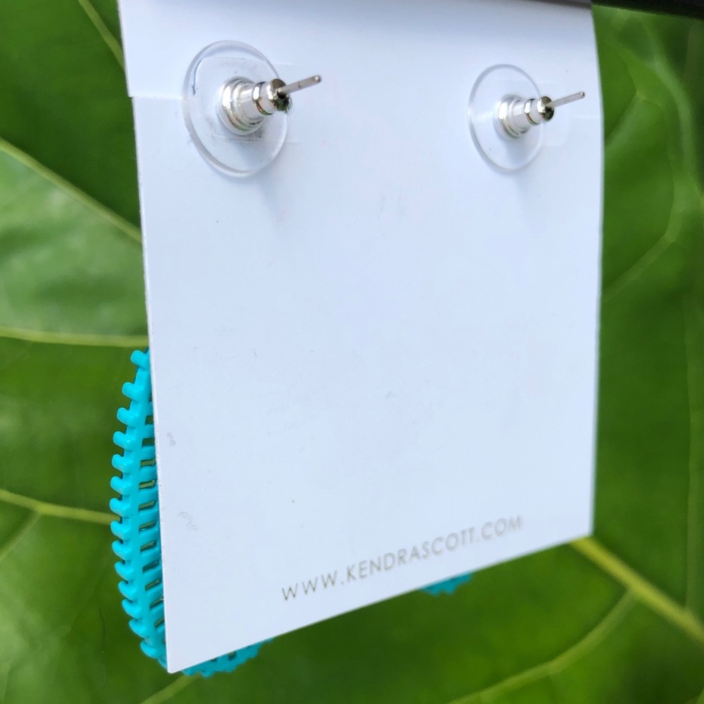 KENDRA SCOTT Kaki statement earrings in matte - Picture 4 of 7